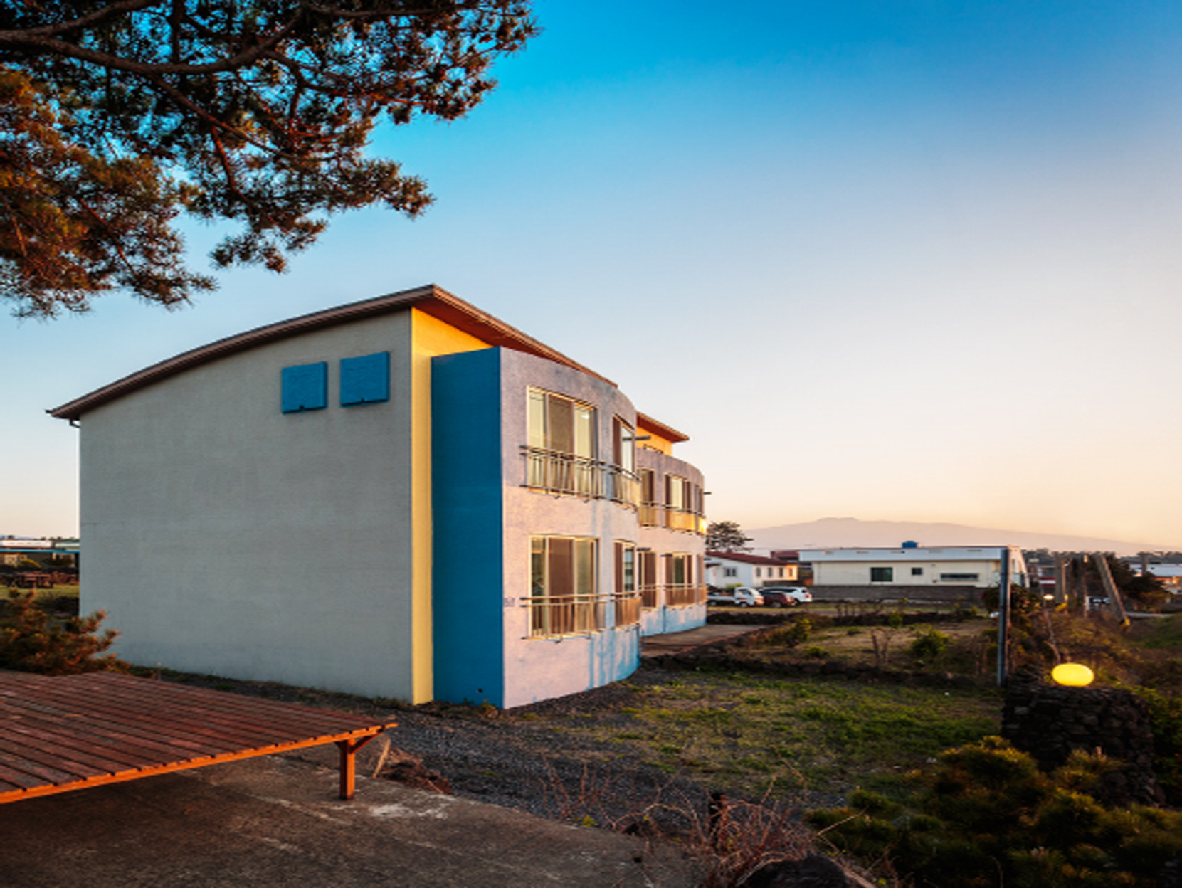 Exterior & Views