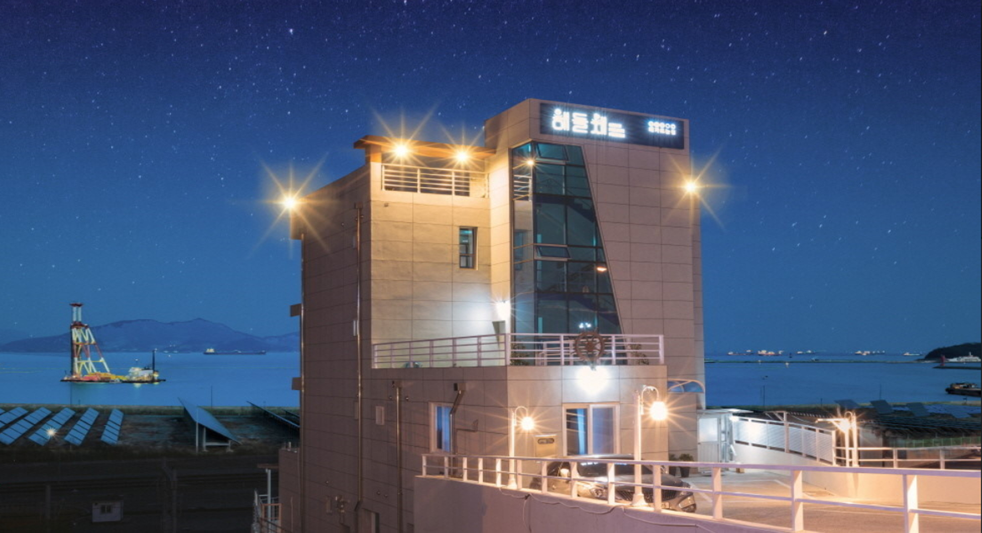 Exterior & Views