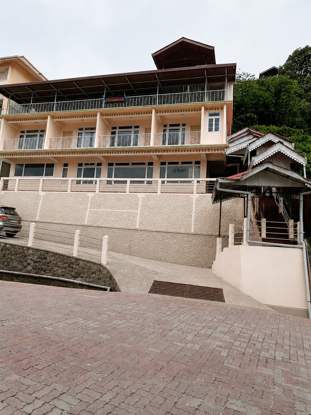 Exterior & Views