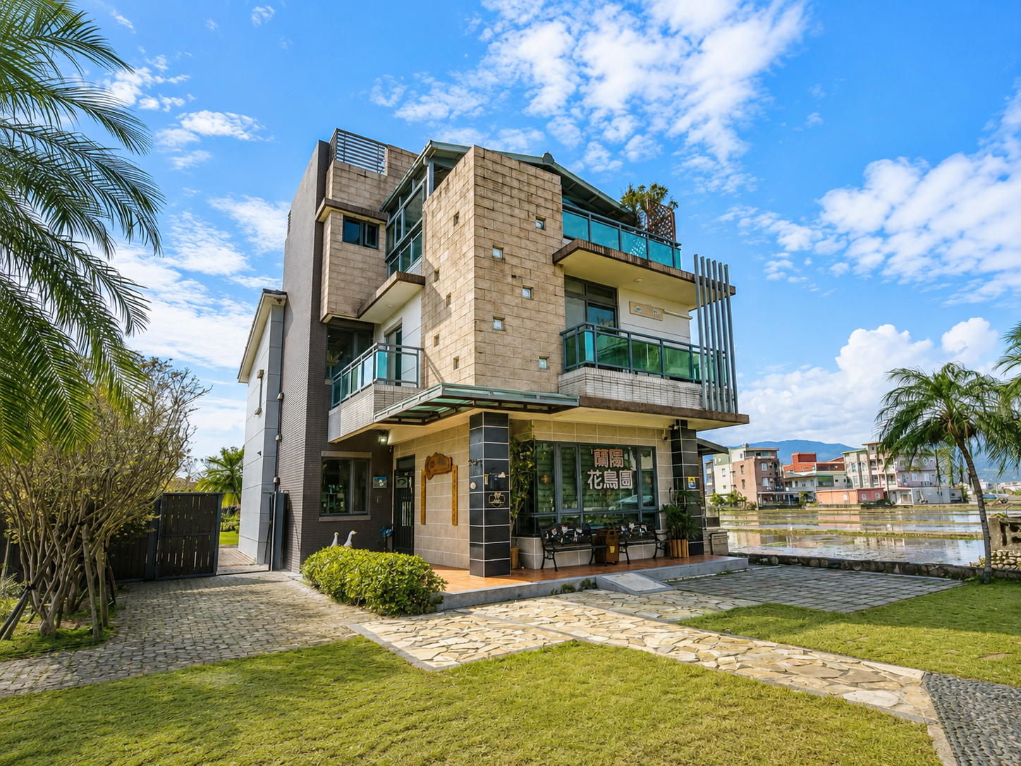 Exterior & Views