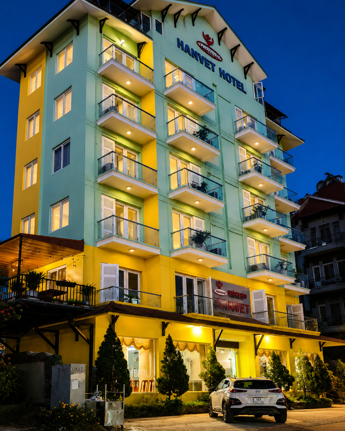 Exterior & Views