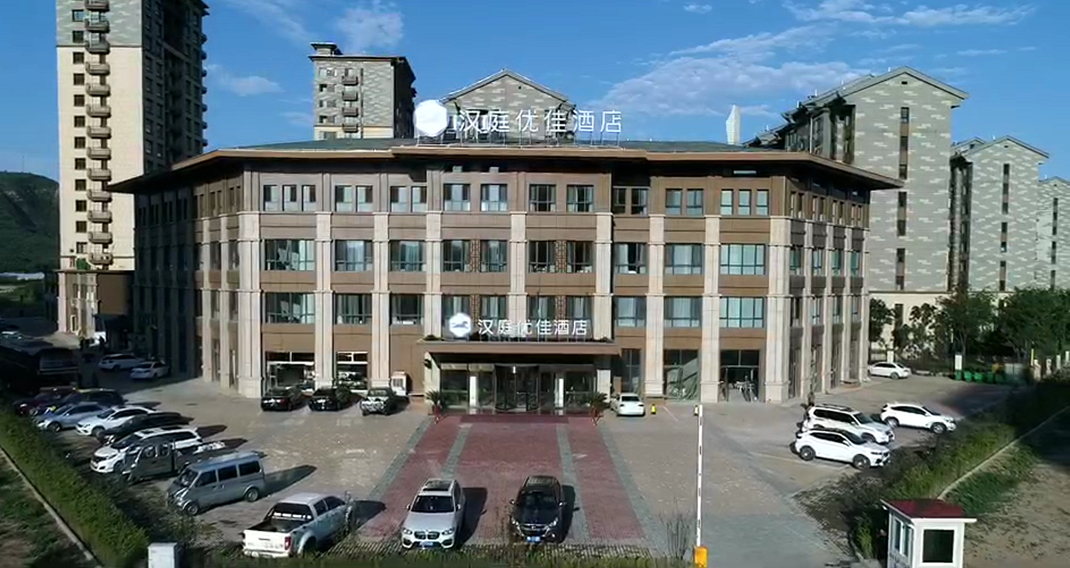 Exterior & Views