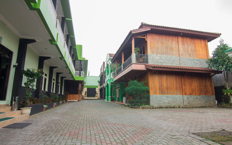 Exterior & Views