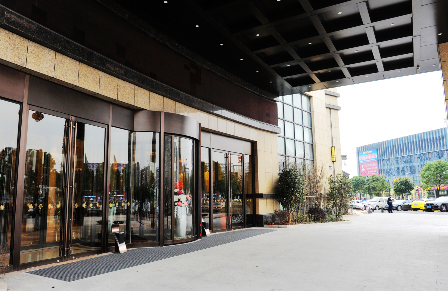 Exterior & Views