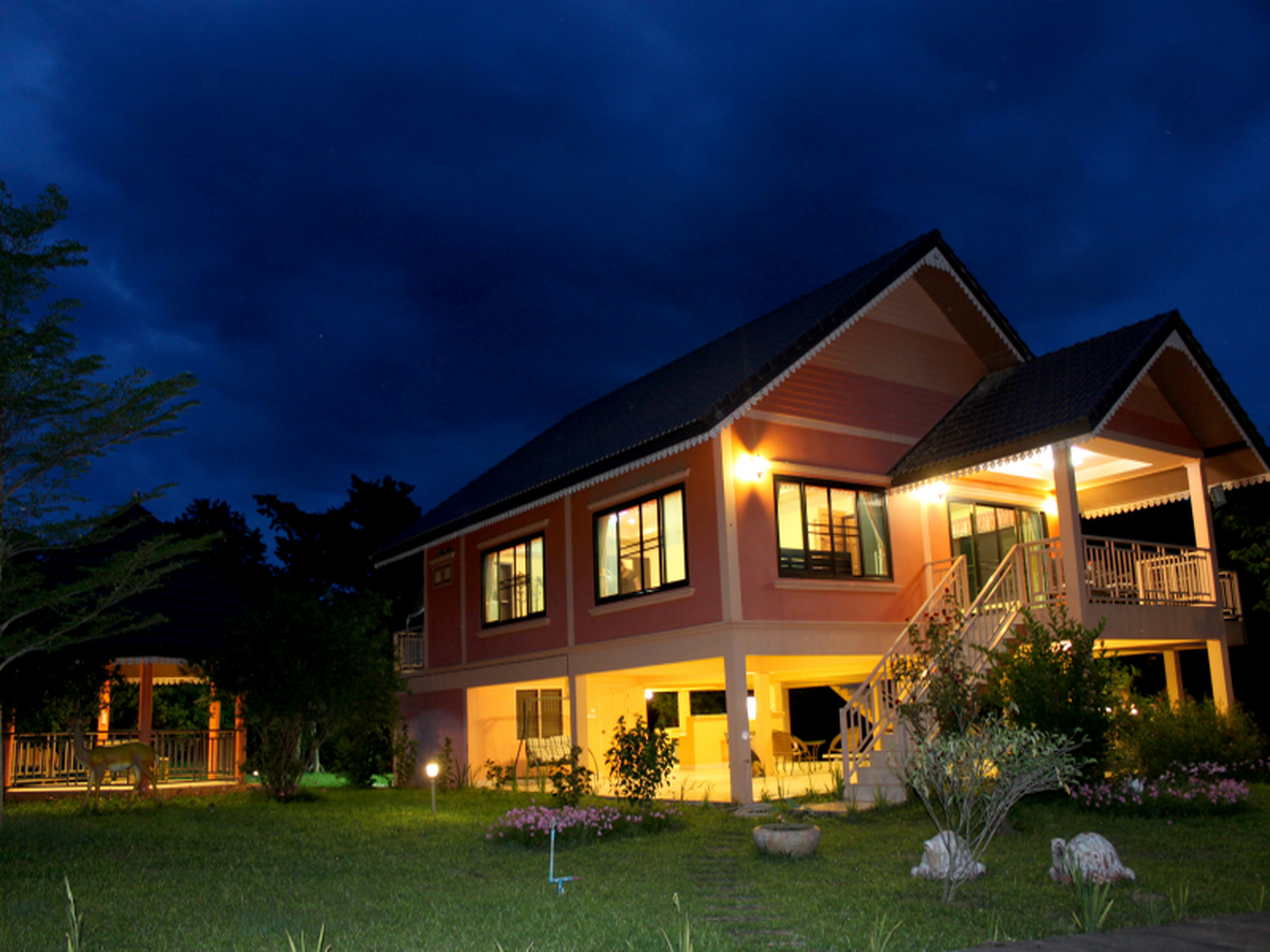 Exterior & Views