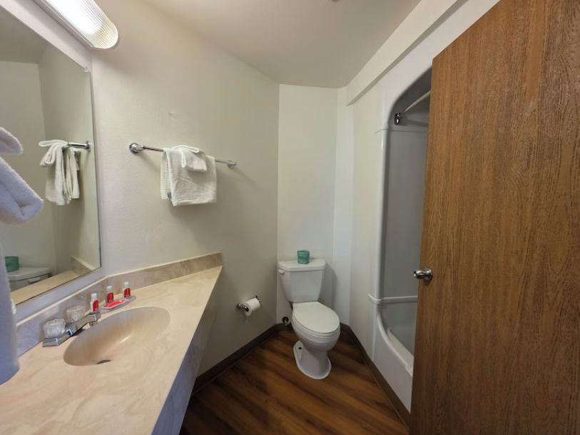 Bathroom 5, Econo Lodge Hot Springs, Fall River