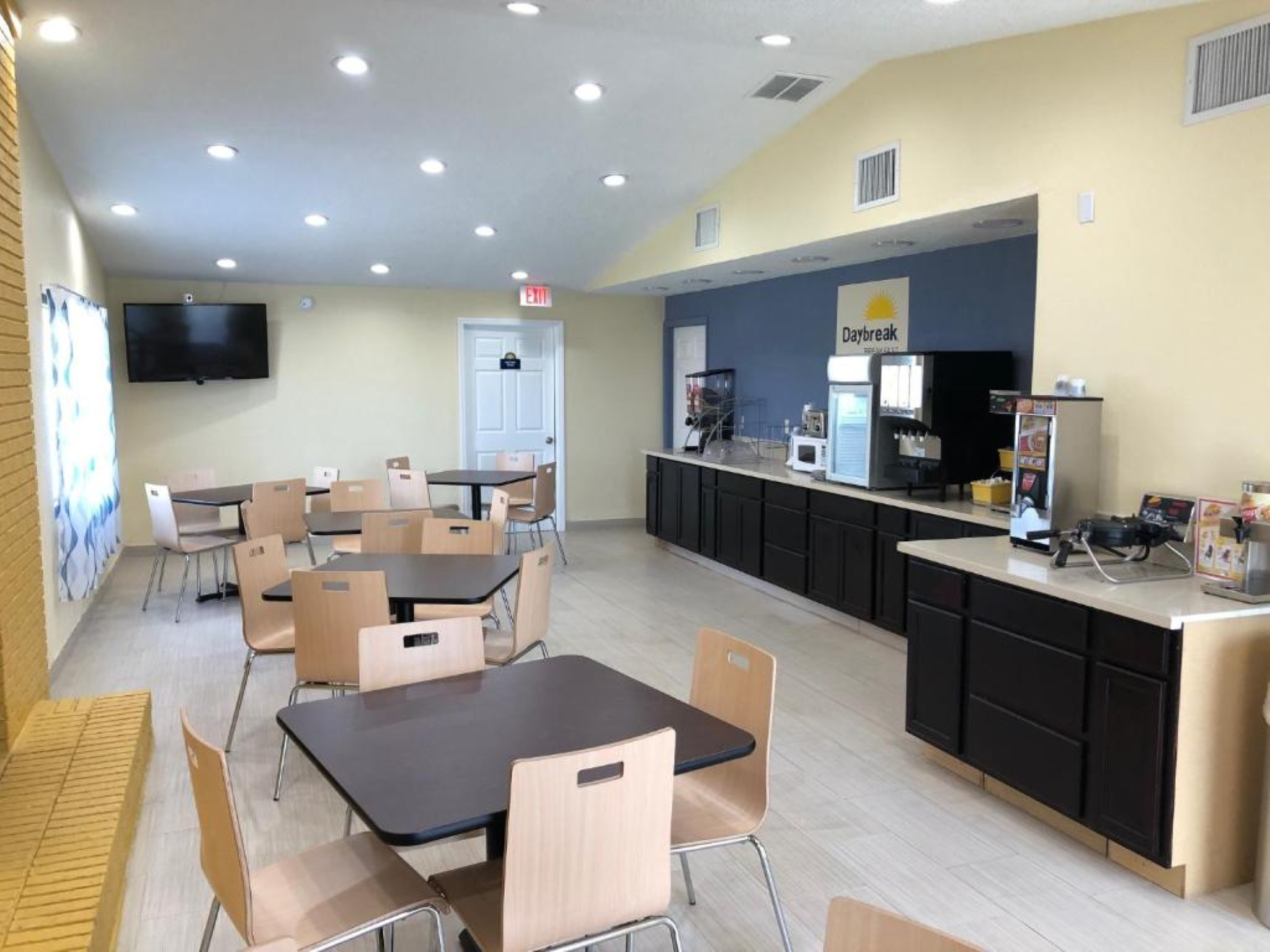 Food & Drinks 5, Days Inn By Wyndham King, Forsyth