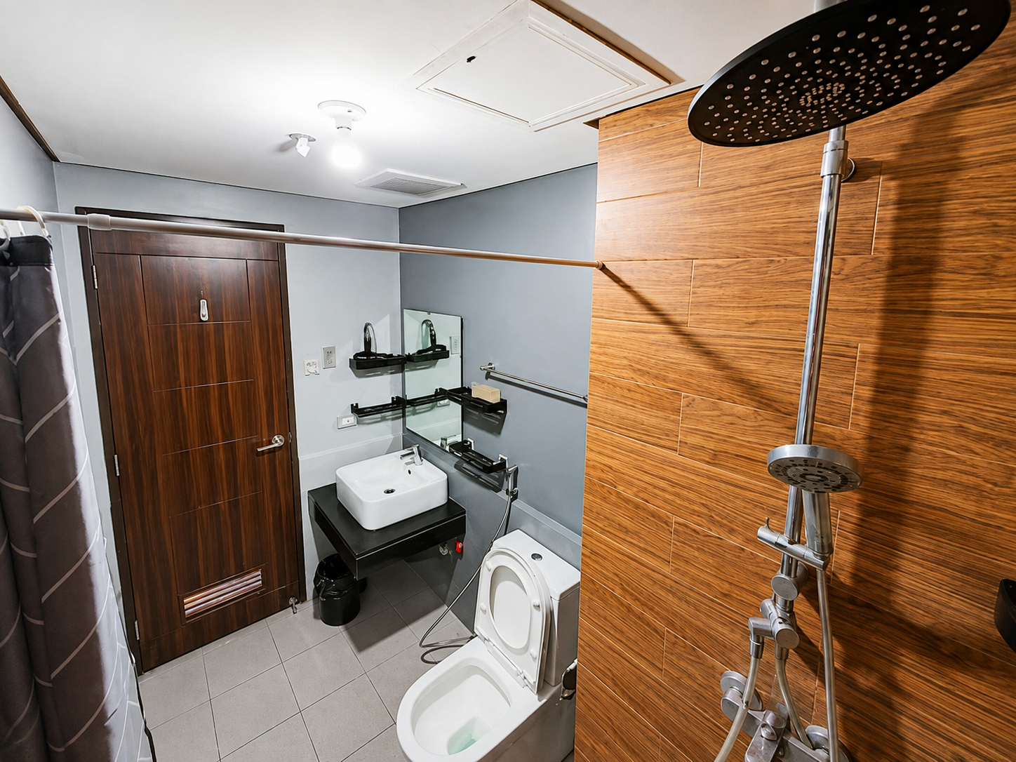Bathroom 3, Luxurious Haven in the Sky, Pasay City
