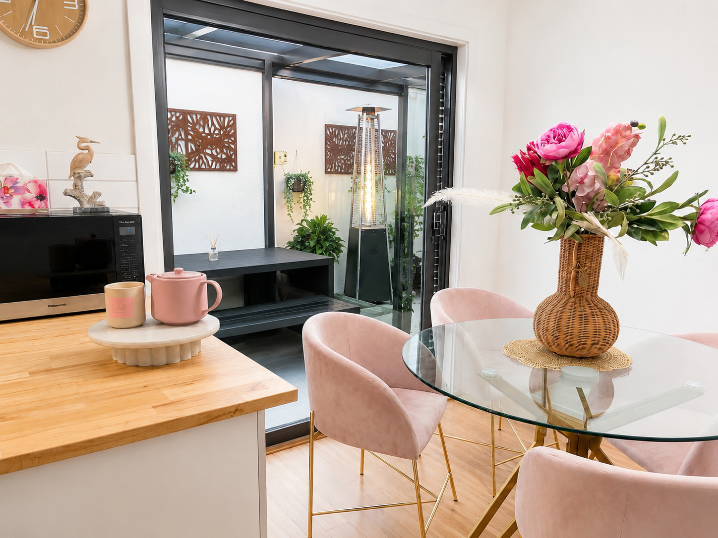 4, Charming Holiday House in Laverton Modern Comfort  Convenience, Melbourne