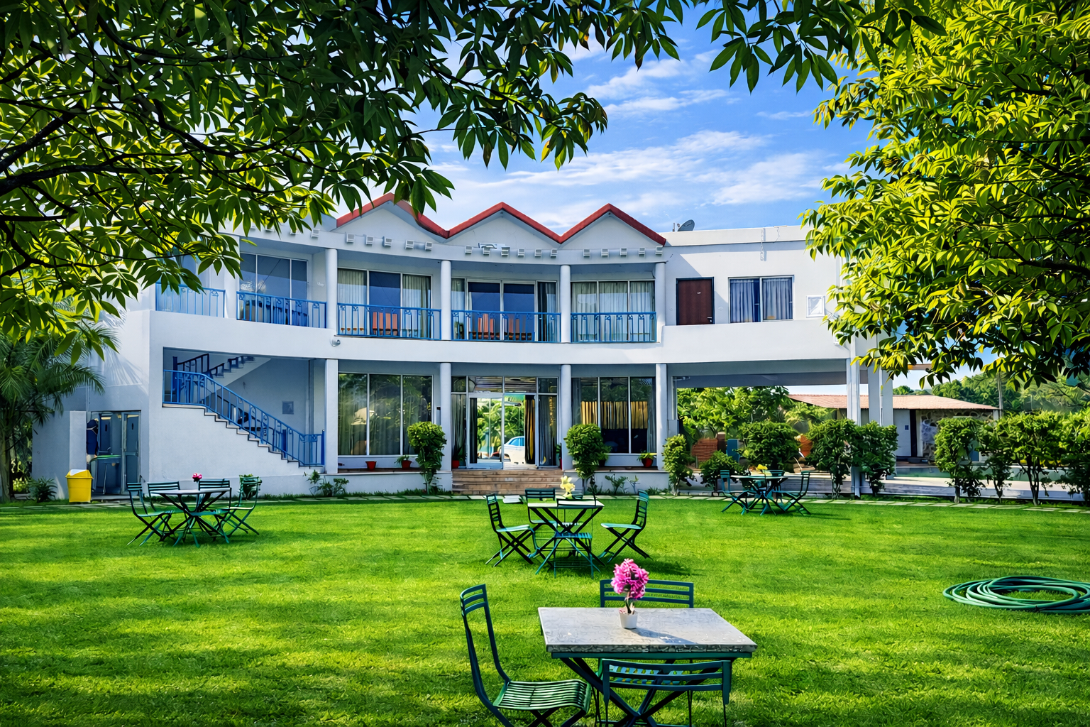 Exterior & Views