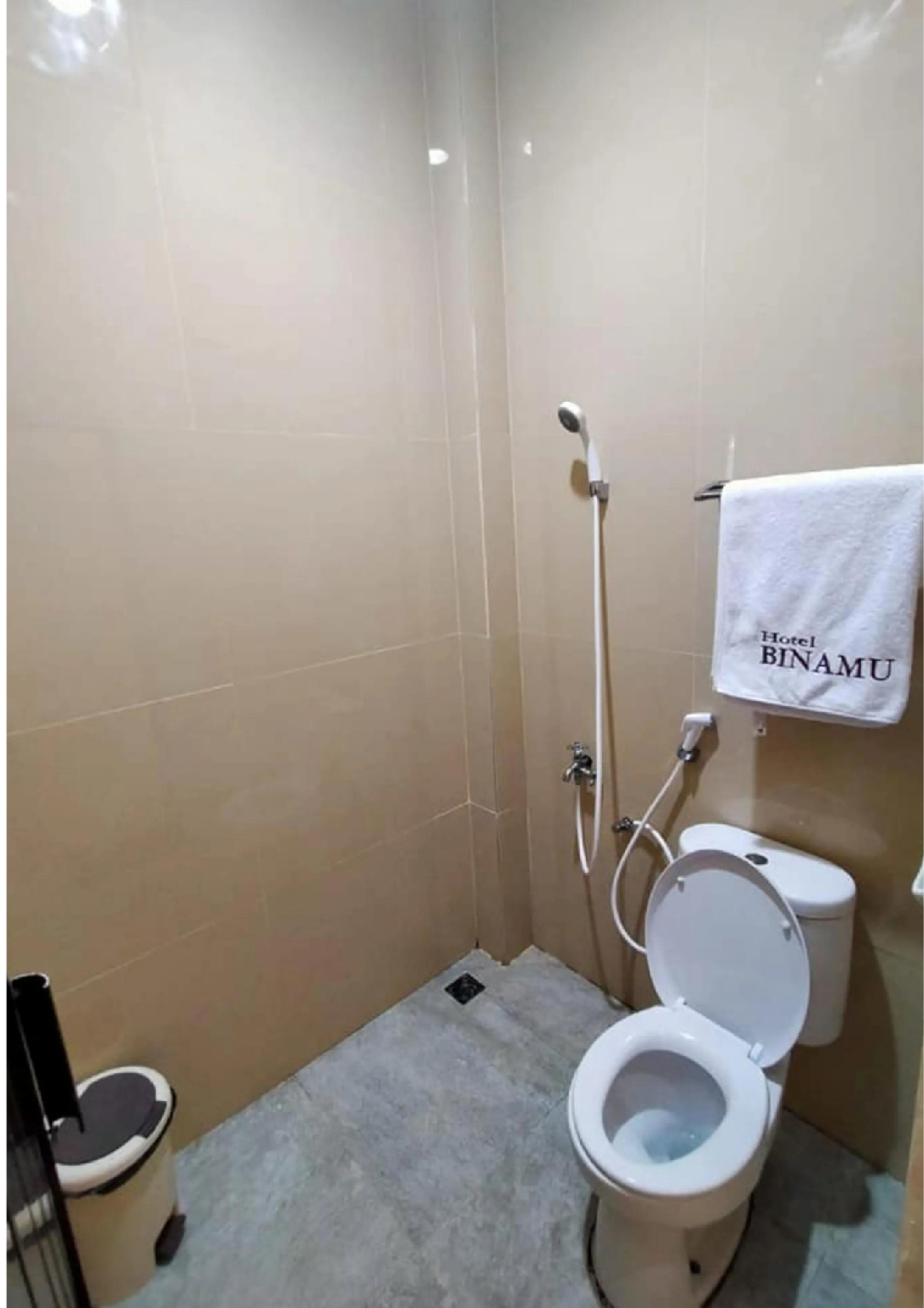 Bathroom, Binamu Hotel Syariah Jeneponto, Jeneponto