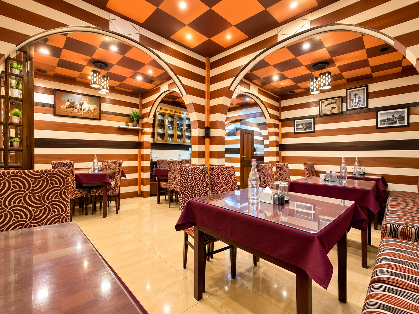 Food & Drinks, Goroomgo Broadway Mall Road Darjeeling with Kanchenjunga Himalayan View, Darjiling