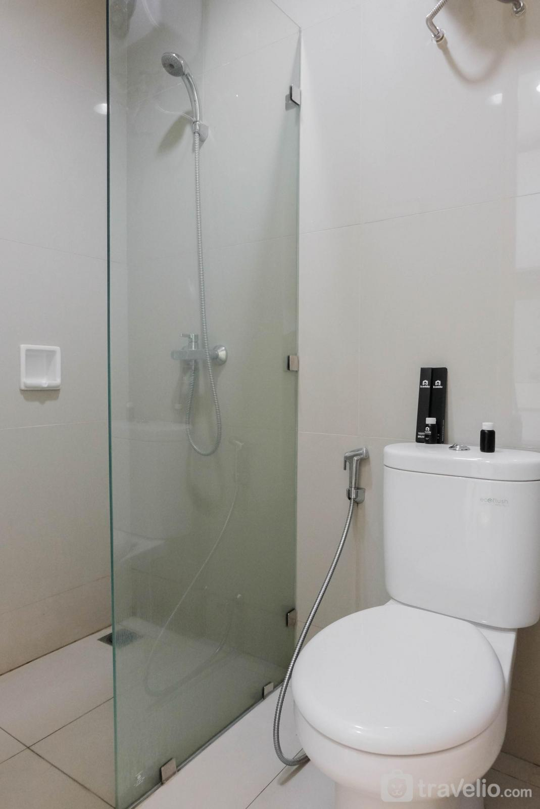 Bathroom, Cozy Studio Tree Park Apartment By Travelio, South Tangerang