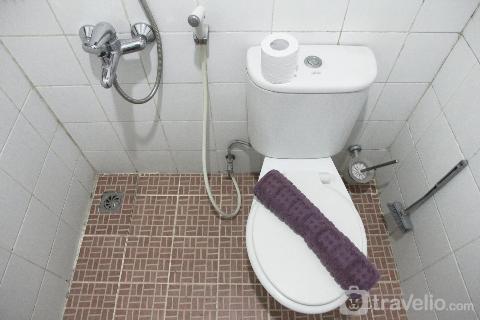 Bathroom 5, Comfortable 2BR Mutiara Bekasi Apt By Travelio, Bekasi