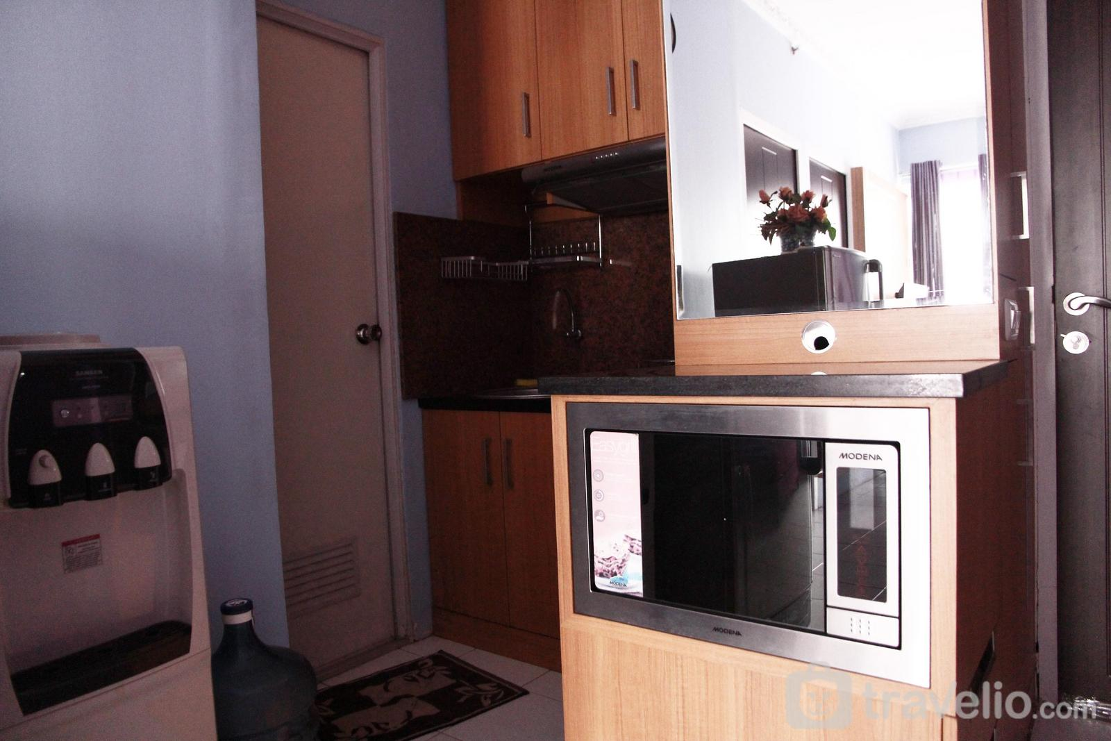 Dining Room 4, Comfortable 2BR Mutiara Bekasi Apt By Travelio, Bekasi