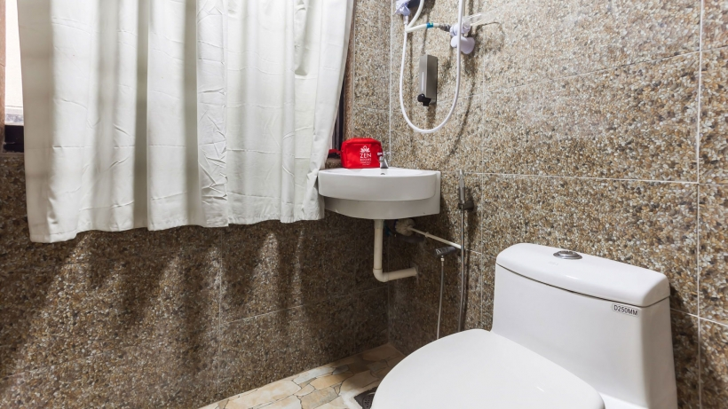 Bathroom, ZEN Rooms Basic Pasar Seni, Kuala Lumpur