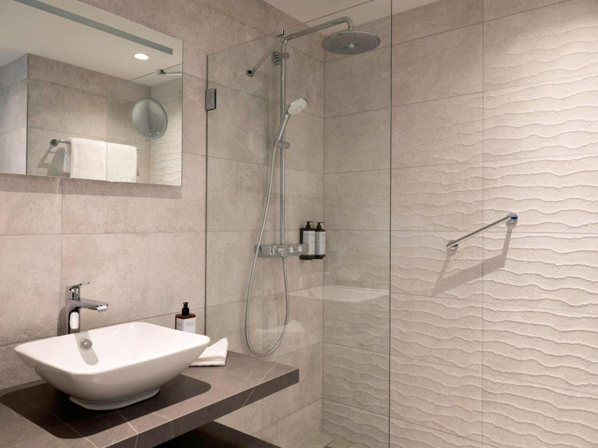 Bathroom 3, Mercure Amsterdam North Station, Amsterdam
