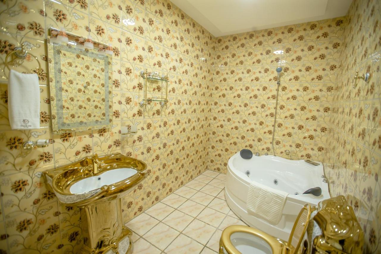 Bathroom 5, Daniel Hill, Tashkent City