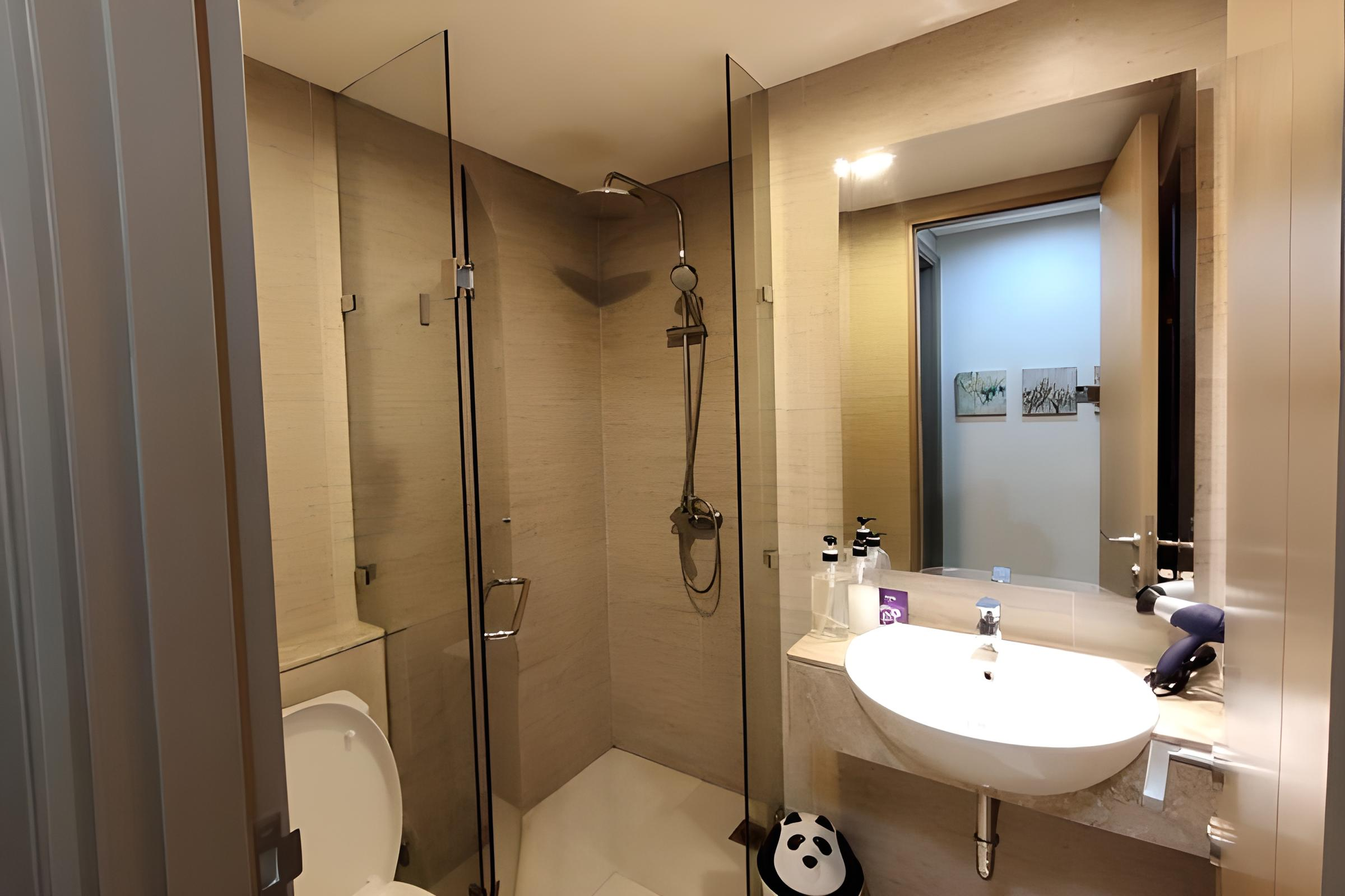 Bathroom, Two Room 3 Beds China Town PIK, Fast WIFI,SmartTV, Jakarta Utara